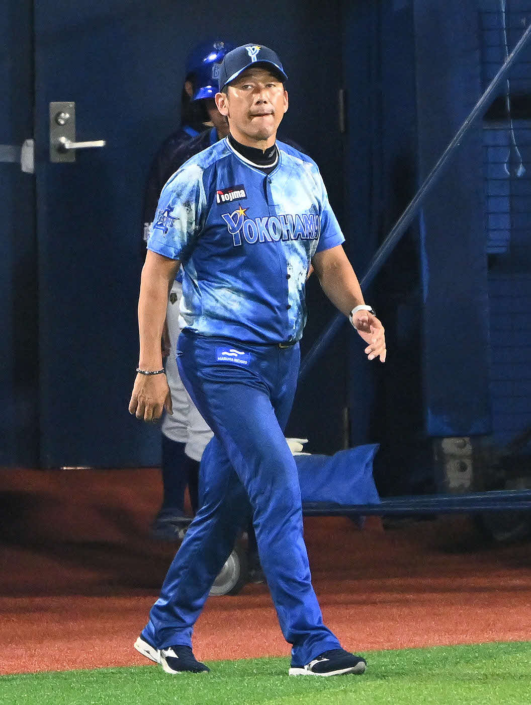 DeNA対ヤクルト　さえない表情で交代に向かうDeNA三浦監督（撮影・滝沢徹郎）　