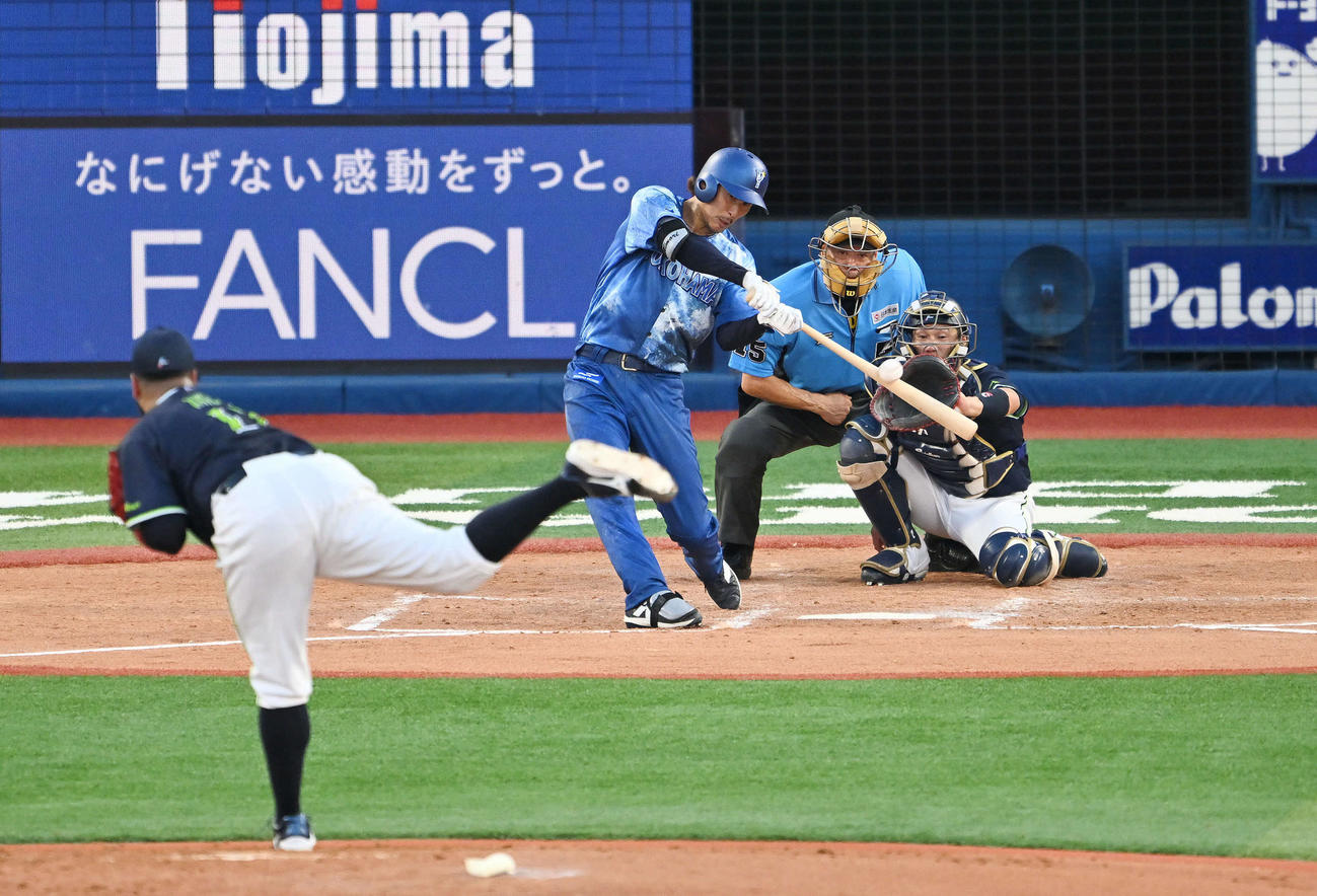 DeNA対ヤクルト　3回裏DeNA無死、三森は遊撃内野安打を放つ。投手アビラ（撮影・滝沢徹郎）　
