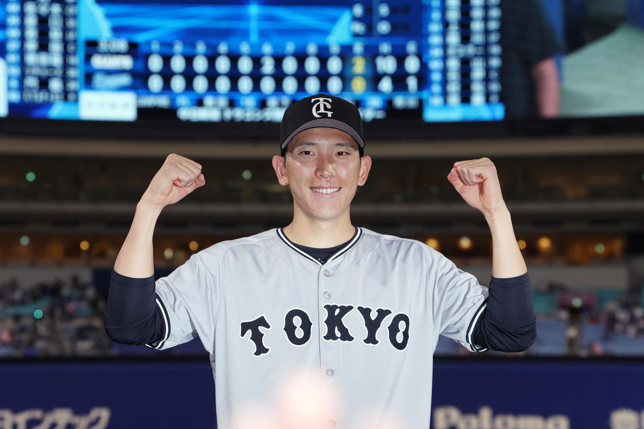 中日対巨人　ヒーローインタビューを終え、笑顔でガッツポーズする巨人戸郷（撮影・前田充）