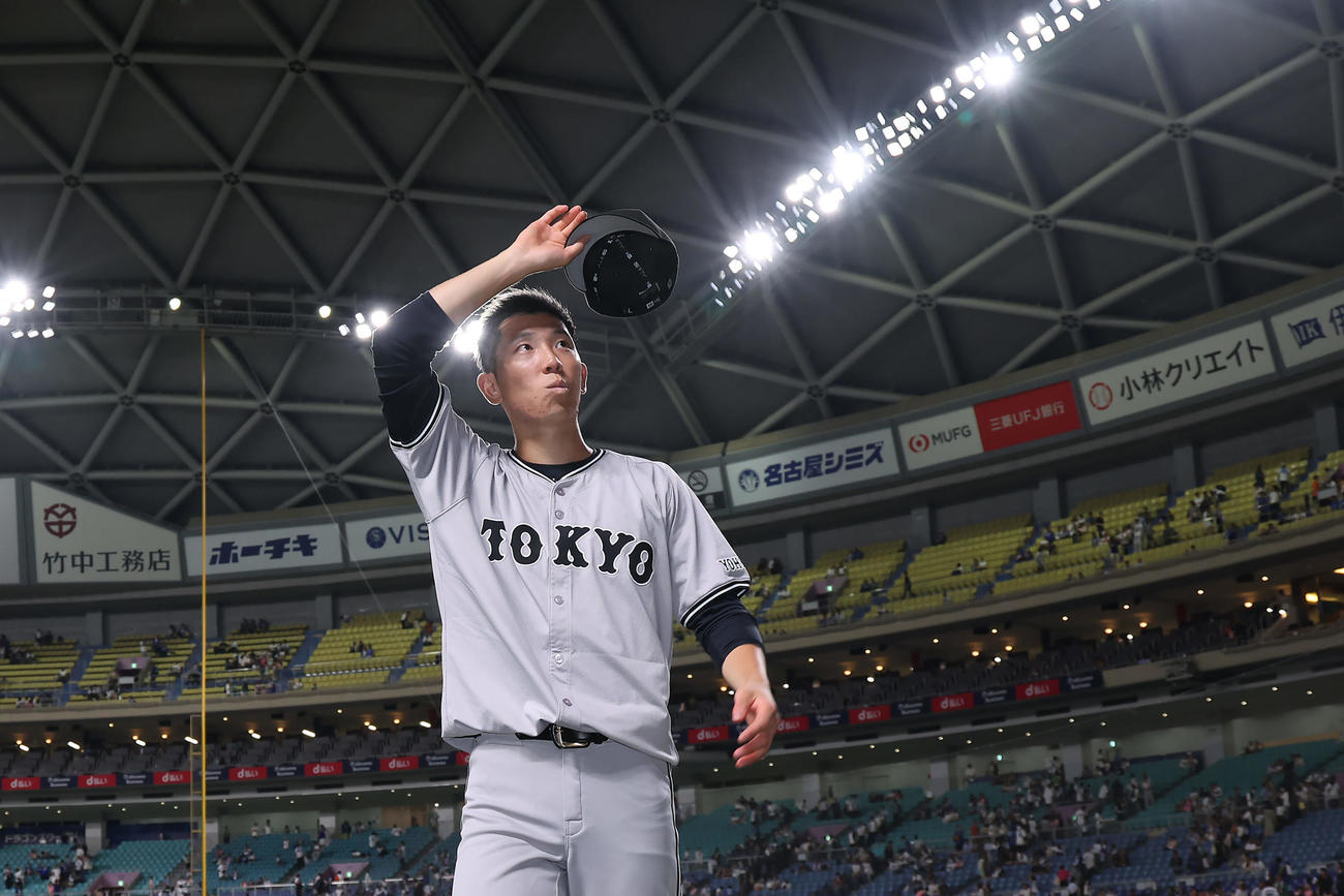中日対巨人　ヒーローインタビューを終え、ファンの声援に応える巨人戸郷（撮影・前田充）