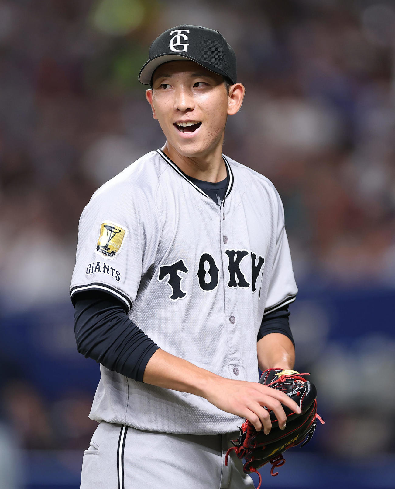 中日対巨人　1回裏を投げ終え、笑顔を見せながらベンチへ戻る巨人戸郷（撮影・前田充）