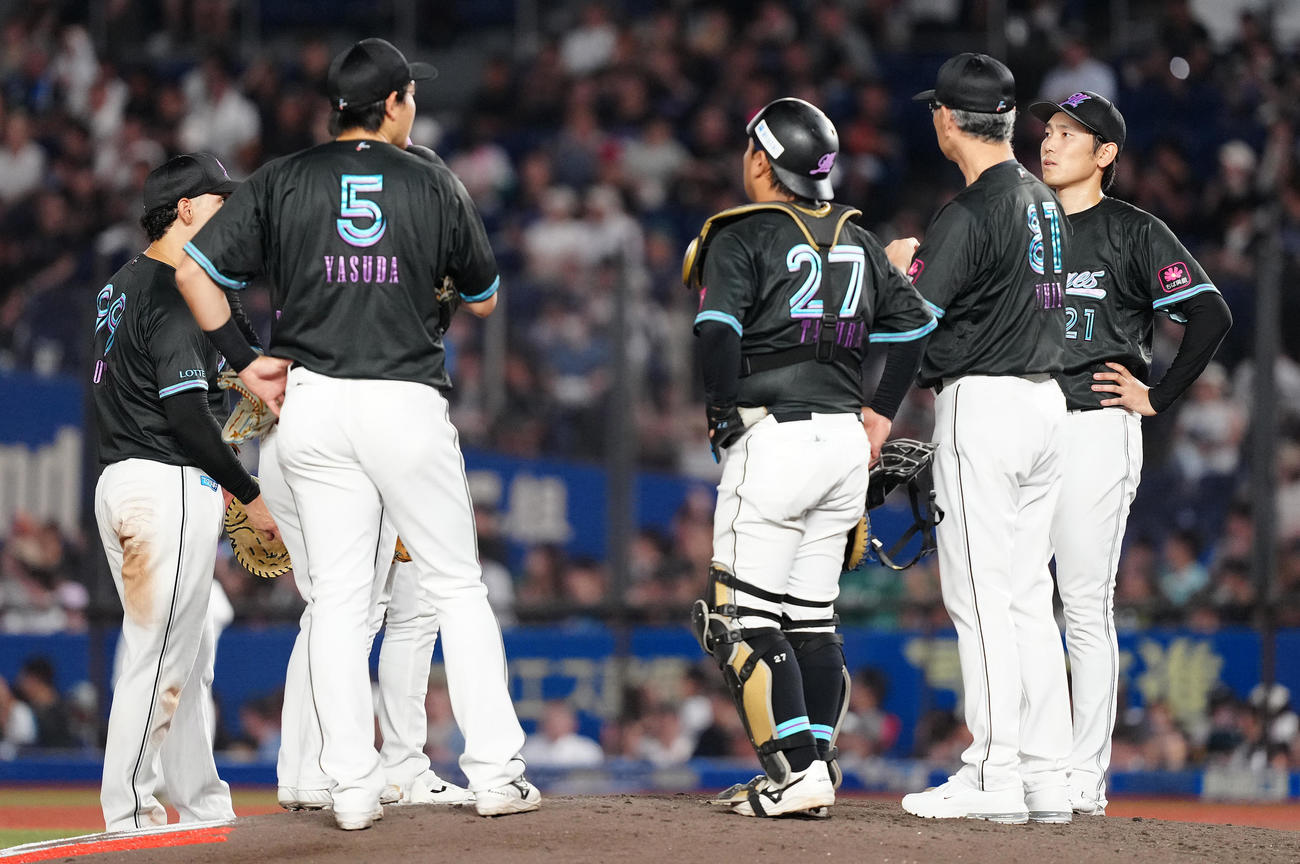 ロッテ対楽天　5回表途中、降板前に険しい表情の石川柊（右）（撮影・鈴木みどり）