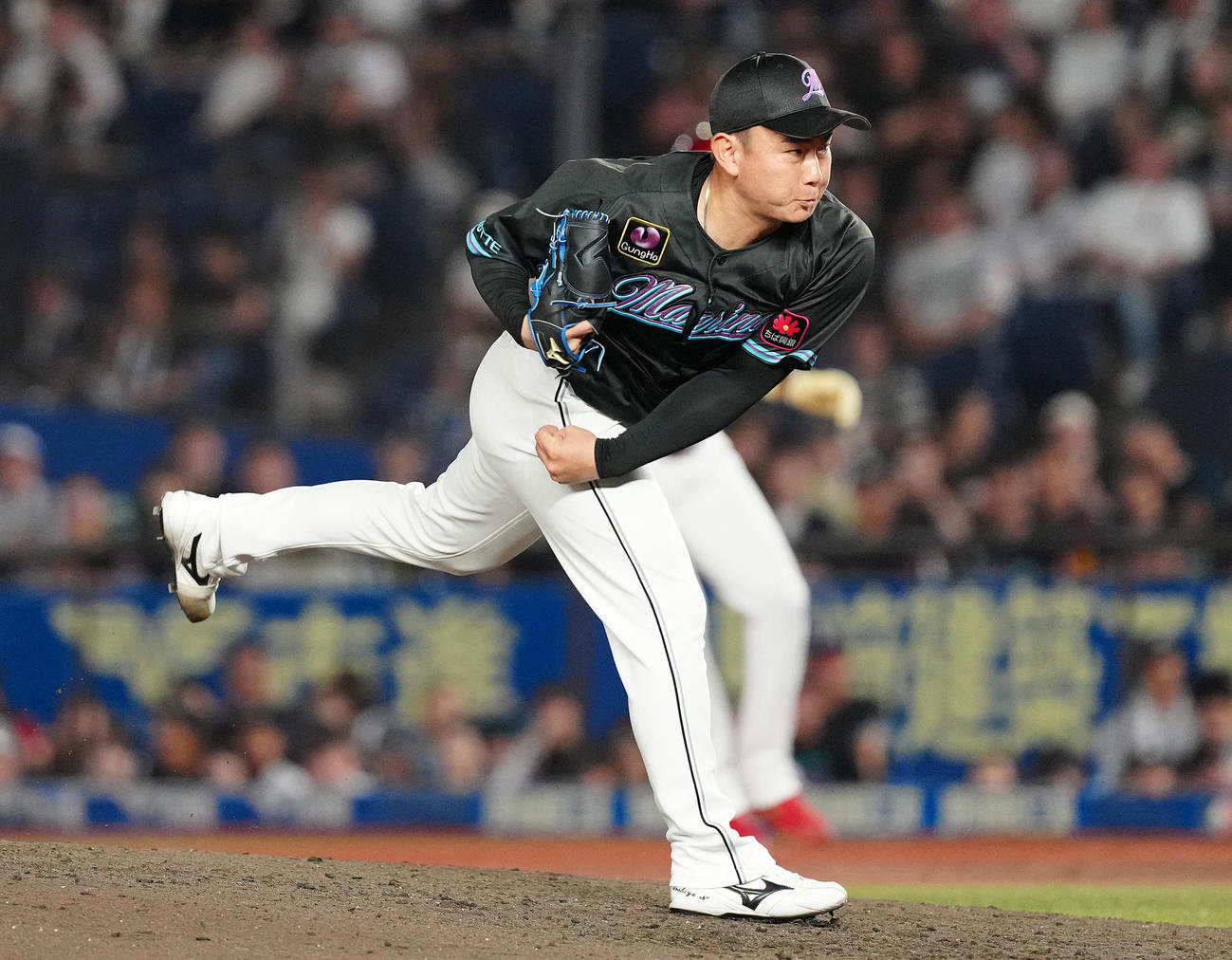 ロッテ対楽天　5回表途中から2番手で登板したロッテ中村稔（撮影・鈴木みどり）