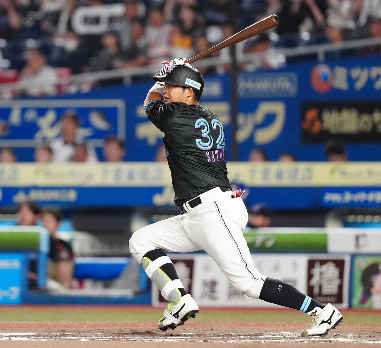 ロッテ対楽天　6回裏ロッテ2死二、三塁、中2点適時二塁打を放つ佐藤（撮影・鈴木みどり）