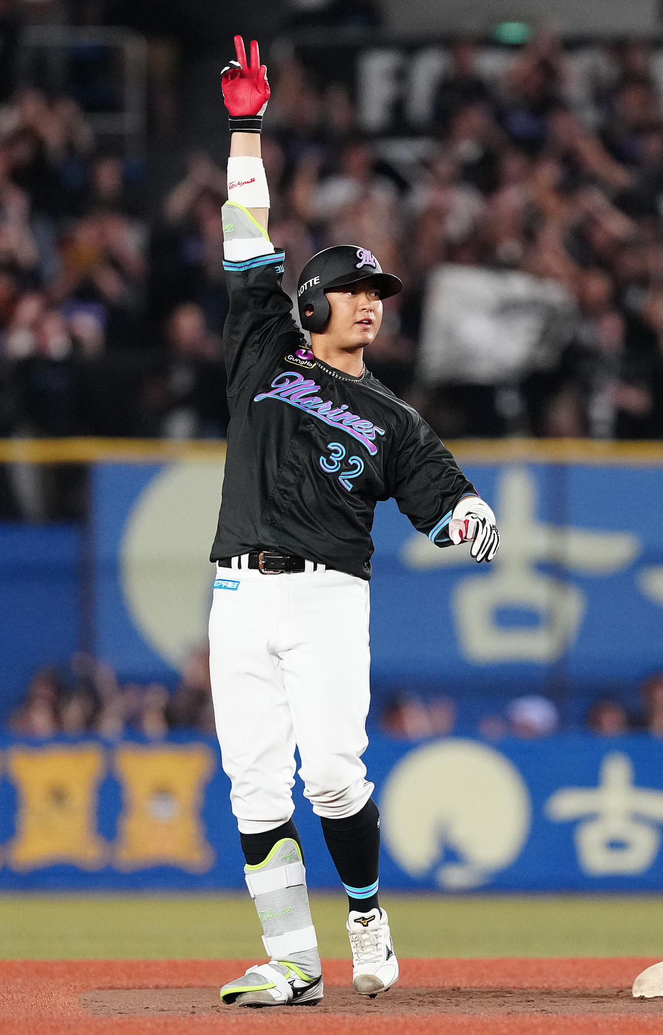 ロッテ対楽天　6回裏ロッテ2死二、三塁、中2点適時二塁打を放ち、ポーズを取る佐藤（撮影・鈴木みどり）