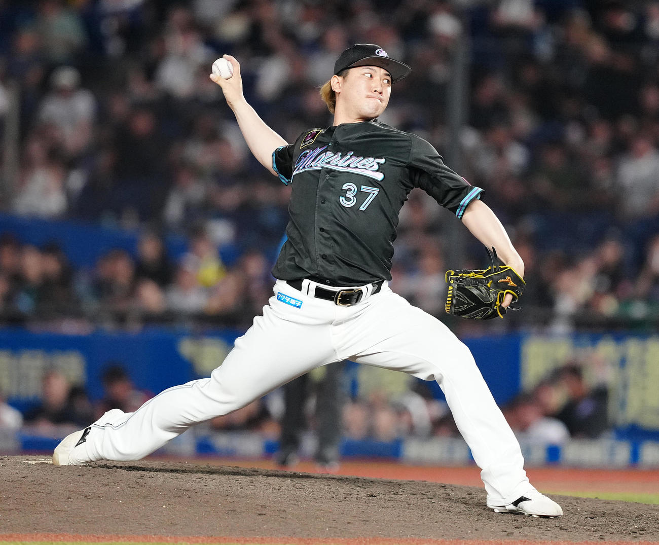 ロッテ対楽天　8回表から3番手で登板したロッテ小野（撮影・鈴木みどり）