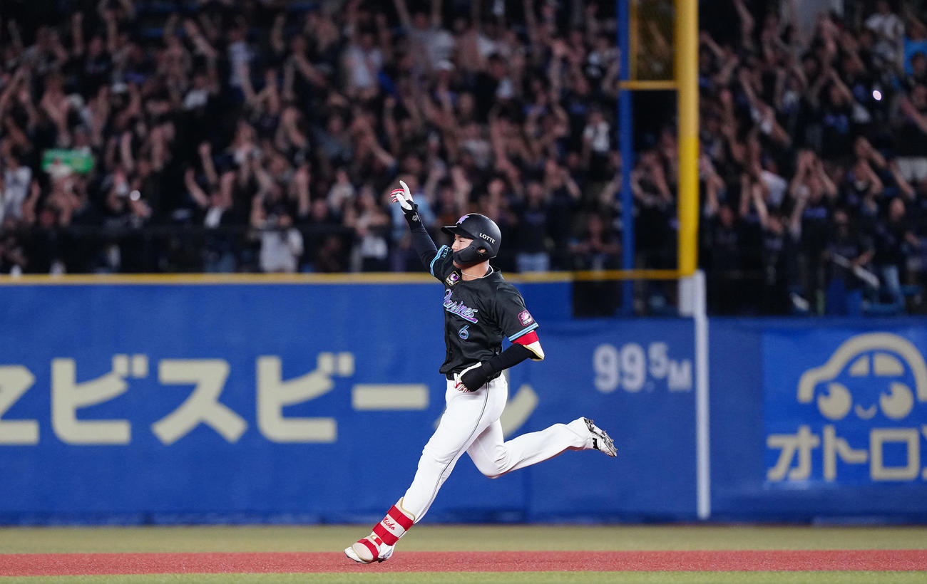 ロッテ対楽天　4回裏ロッテ1死、プロ初本塁打の左越えソロ本塁打を放った西川は右手を突き上げる（撮影・鈴木みどり）