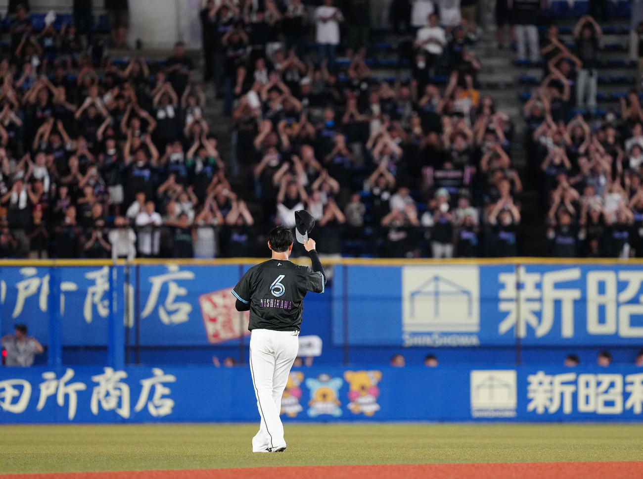 ロッテ対楽天　4回裏にプロ初本塁打を放ったロッテ西川は5回表の守備に就く際、ファンの声援に応える（撮影・鈴木みどり）