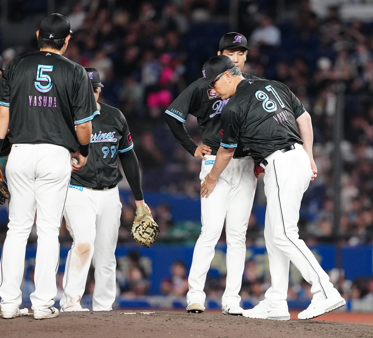 ロッテ対楽天　5回表途中で石川柊（右奥）の降板を告げるロッテ吉井監督（右手前）（撮影・鈴木みどり）