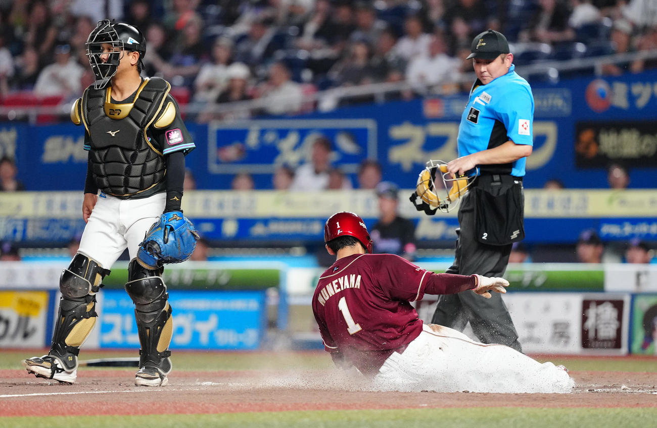 ロッテ対楽天　5回表楽天無死満塁、黒川の左犠飛で生還する三塁走者宗山。捕手田村（撮影・鈴木みどり）