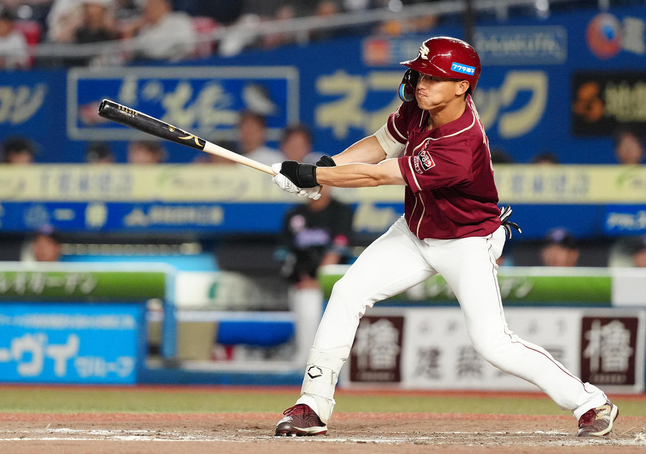ロッテ対楽天　5回表楽天1死一、二塁、中前適時打を放つ辰己（撮影・鈴木みどり）