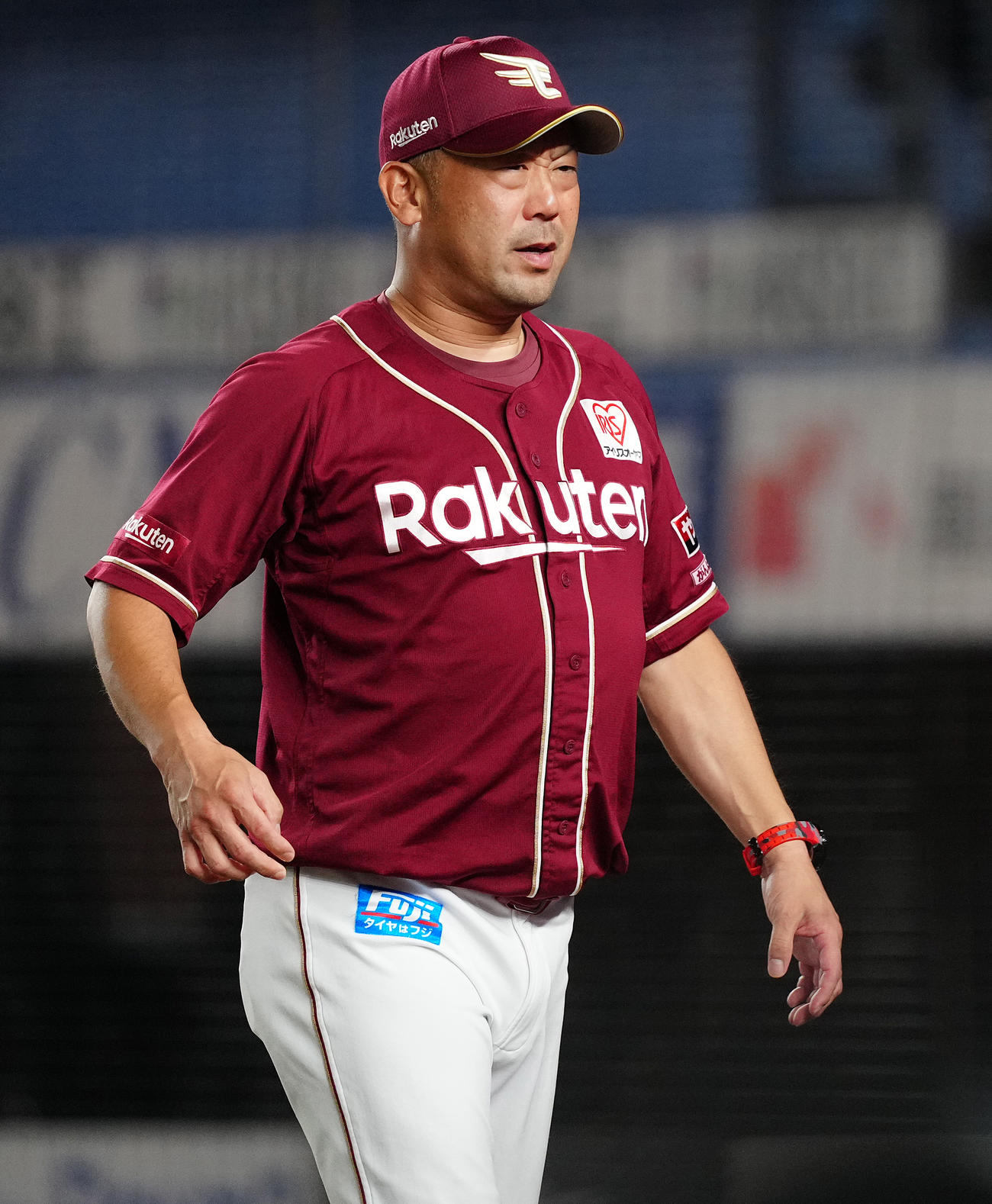 ロッテ対楽天　8回裏の選手交代を告げ、ベンチへ戻る楽天三木監督（撮影・鈴木みどり）