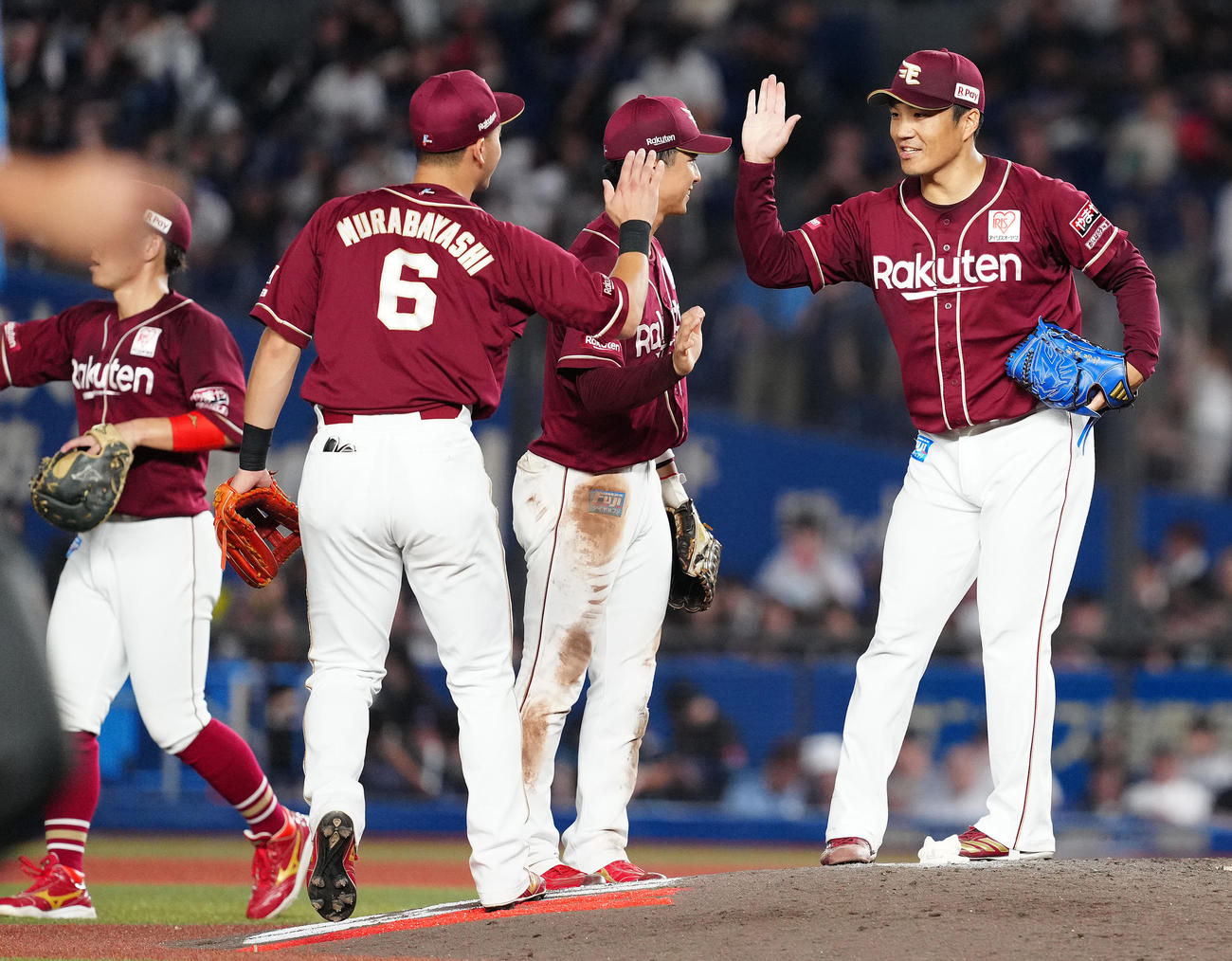 ロッテ対楽天　ロッテに勝利しタッチを交わす則本（右）ら楽天ナイン（撮影・鈴木みどり）