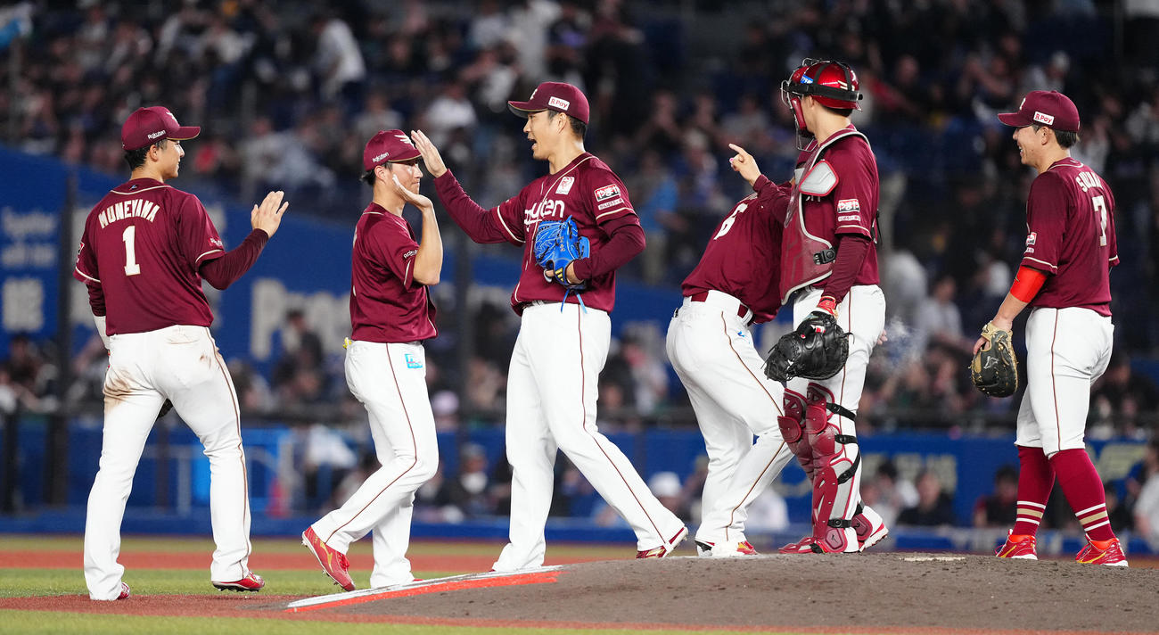 ロッテ対楽天　ロッテに勝利しタッチを交わす楽天ナイン（撮影・鈴木みどり）