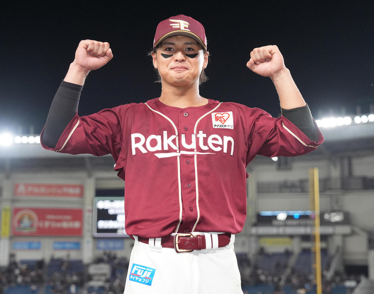 ロッテ対楽天　ヒーローインタビュー後、ガッツポーズする楽天黒川（撮影・鈴木みどり）