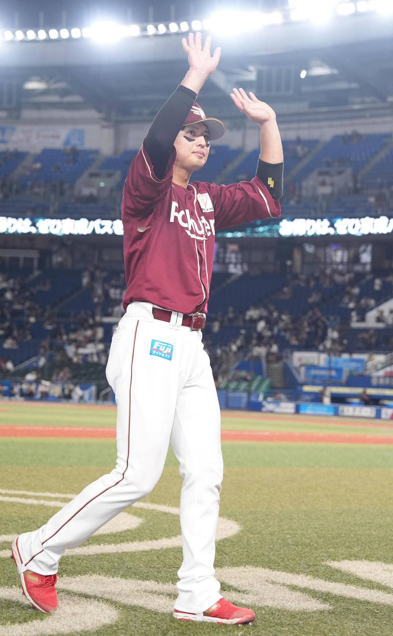 ロッテ対楽天　ヒーローインタビュー後、ファンの声援に応える楽天黒川（撮影・鈴木みどり）