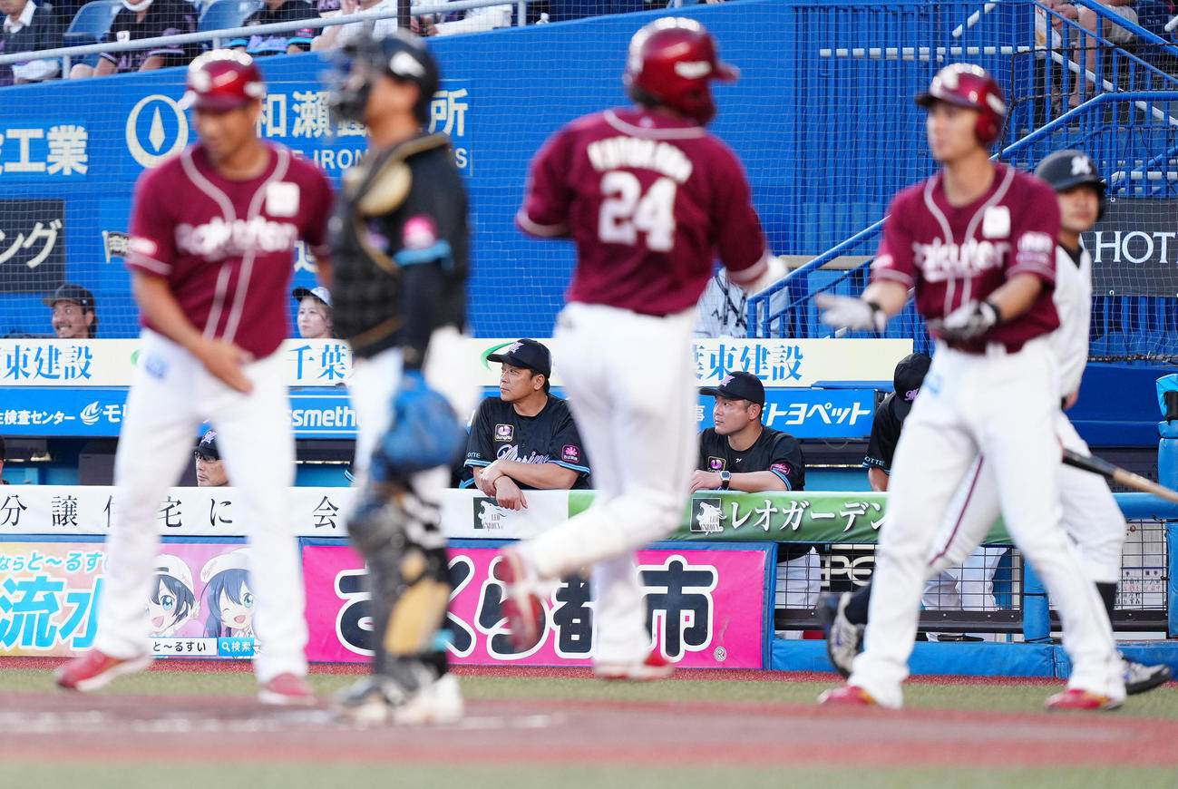 ロッテ対楽天　1回表楽天2死一、二塁、黒川に先制の右越え3点本塁打を浴び、浮かない表情の吉井監督（左奥）らベンチ（撮影・鈴木みどり）