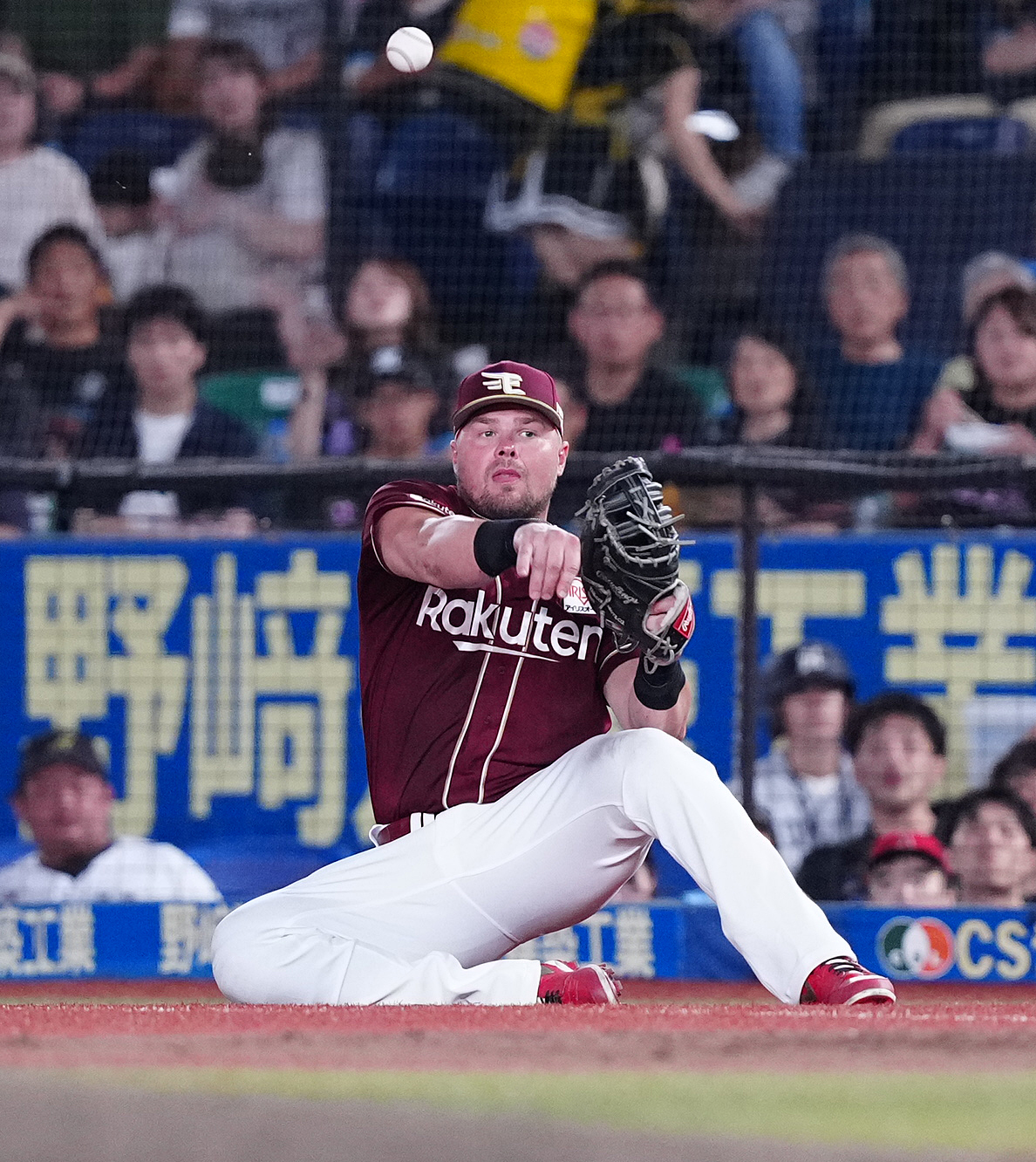 ロッテ対楽天　4回裏ロッテ無死、安田の打球を一塁カバーの岸に送球する一塁手ボイト（撮影・鈴木みどり）