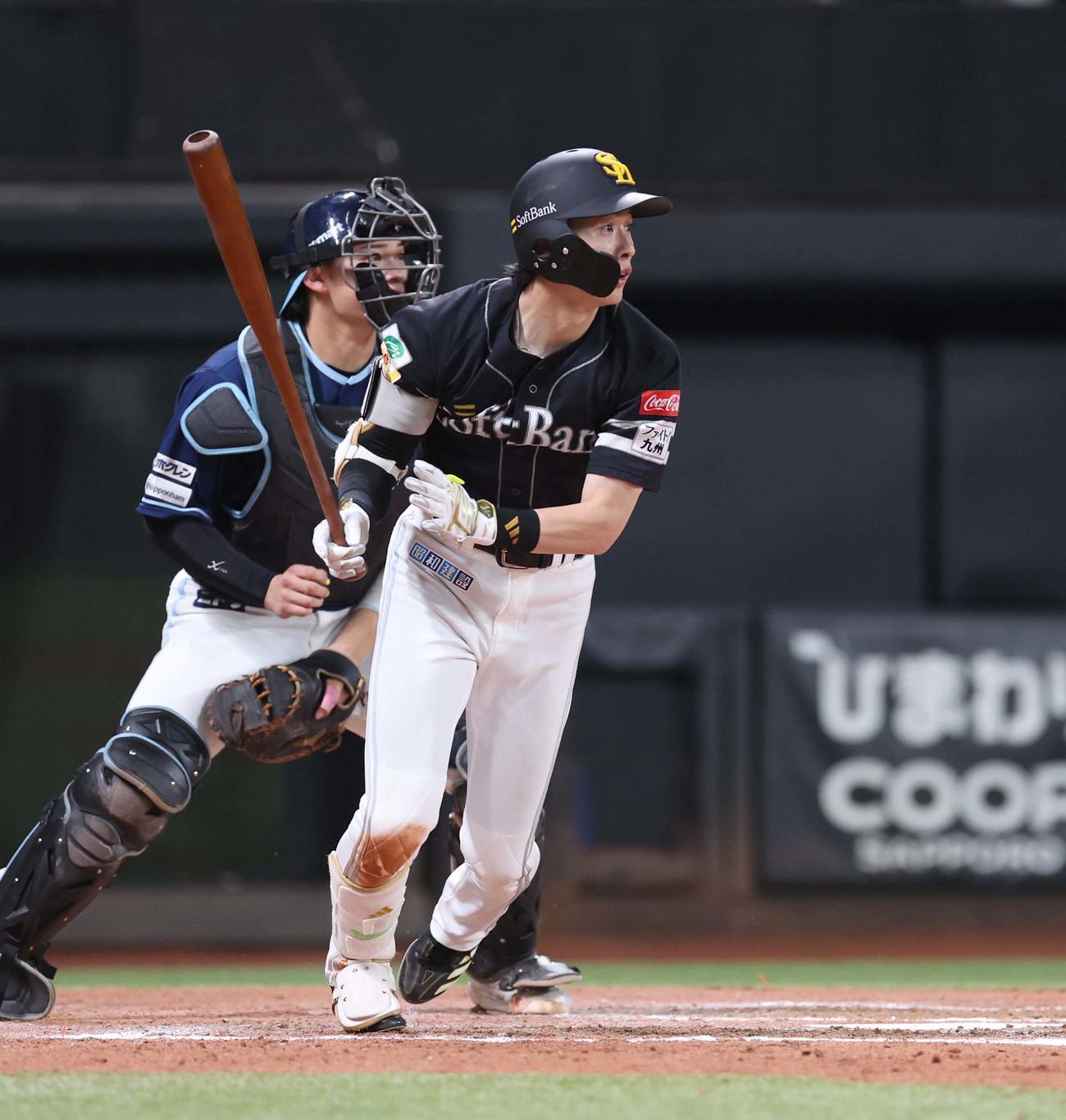 日本ハム対ソフトバンク　8回表ソフトバンク無死一塁、右中間に適時二塁打を放つ周東（撮影・黒川智章）