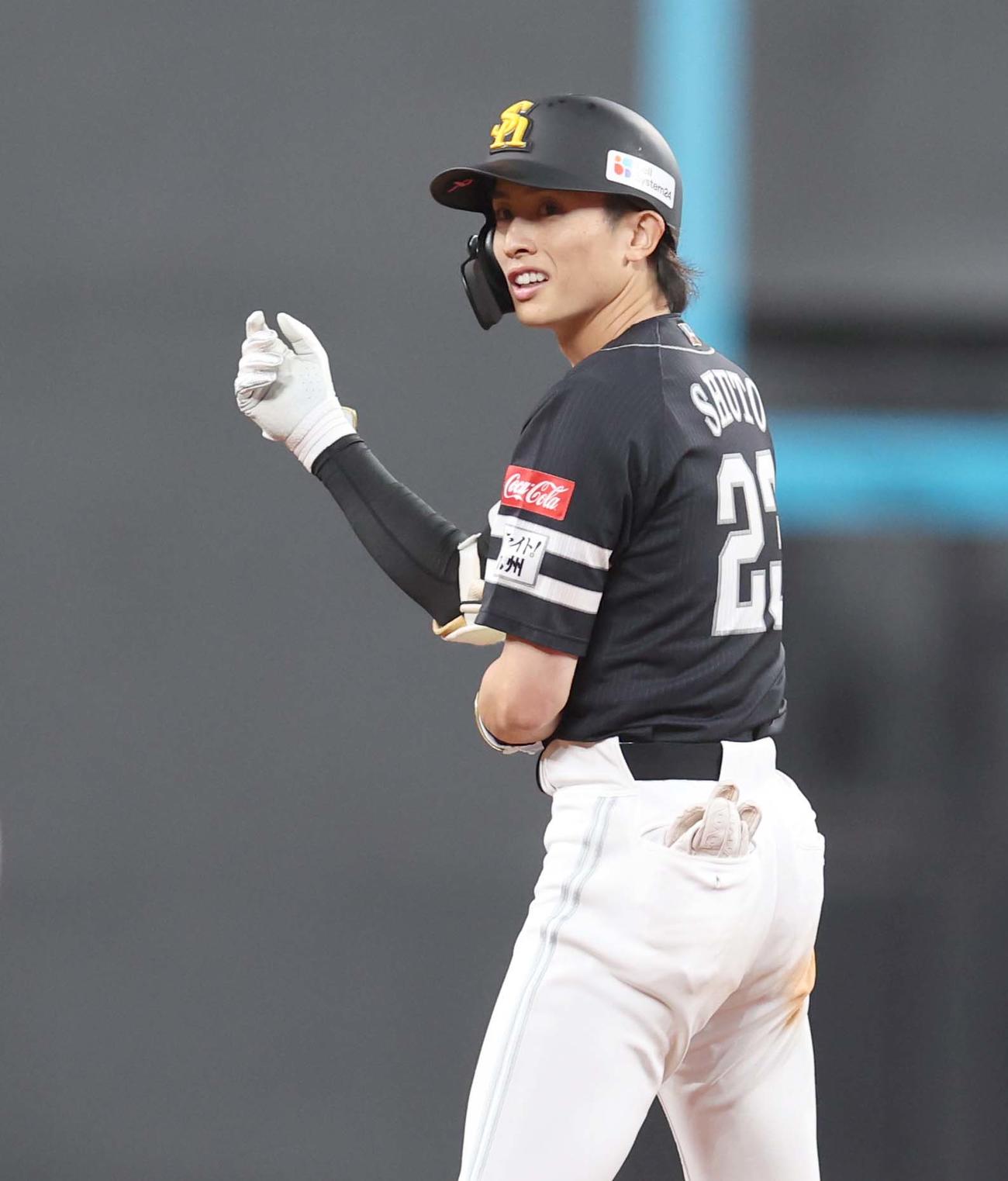 日本ハム対ソフトバンク　8回表ソフトバンク無死一塁、右中間に適時二塁打を放つ周東（撮影・黒川智章）