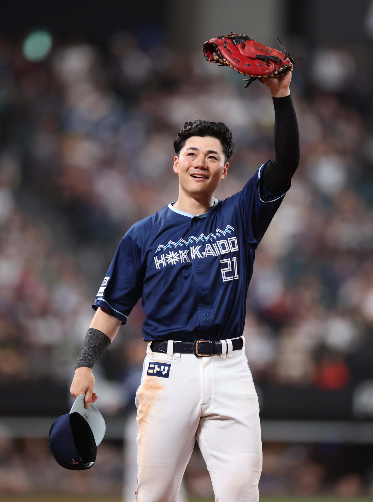日本ハム対ソフトバンク　8回に勝ち越し打を放った清宮幸はスタンドの声援に応える（撮影・黒川智章）