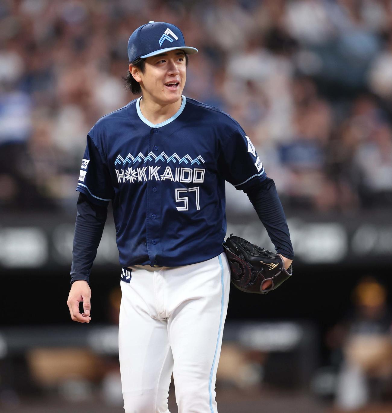 日本ハム対ソフトバンク　6回表、打者を3人で抑え笑顔の北山（撮影・黒川智章）