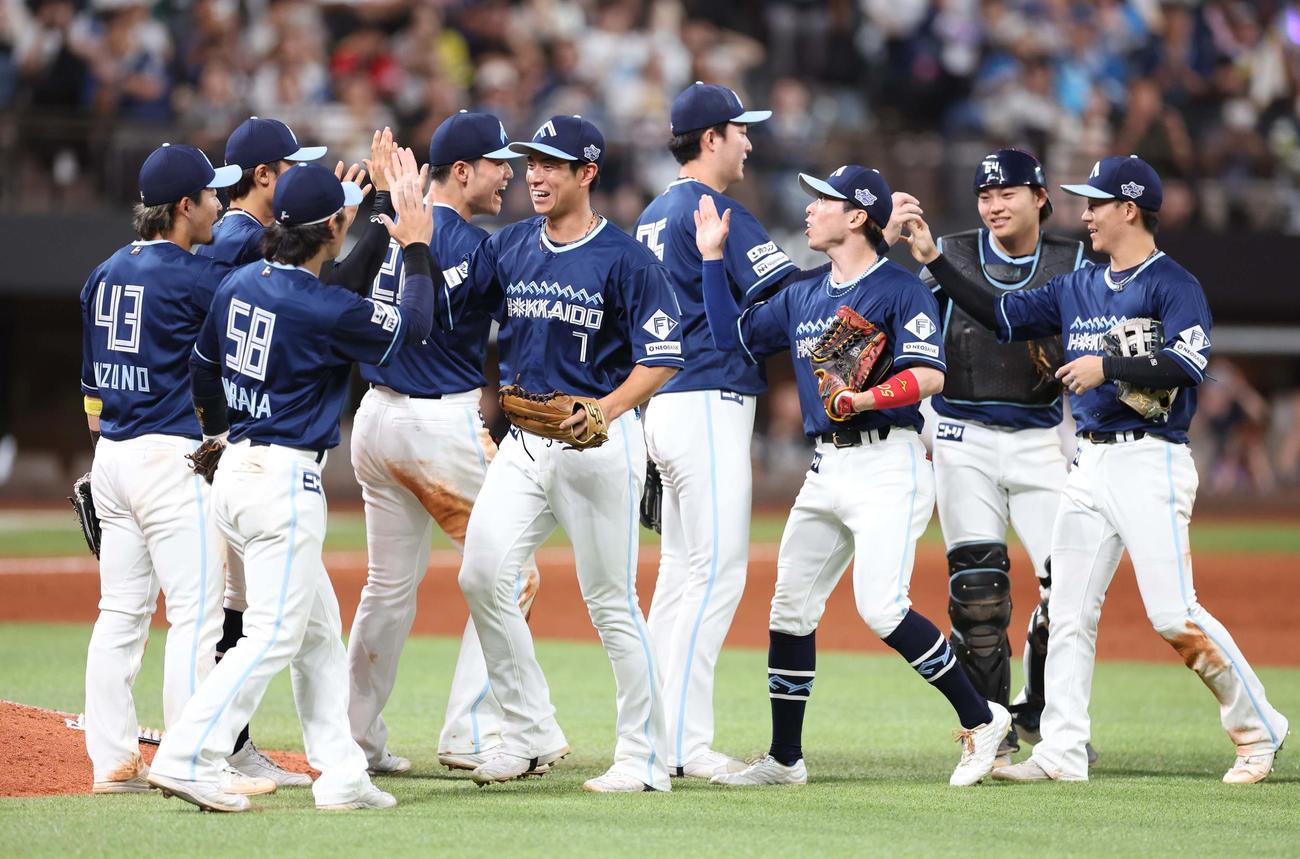 日本ハム対ソフトバンク　試合後、ハイタッチする日本ハムナイン（撮影・黒川智章）