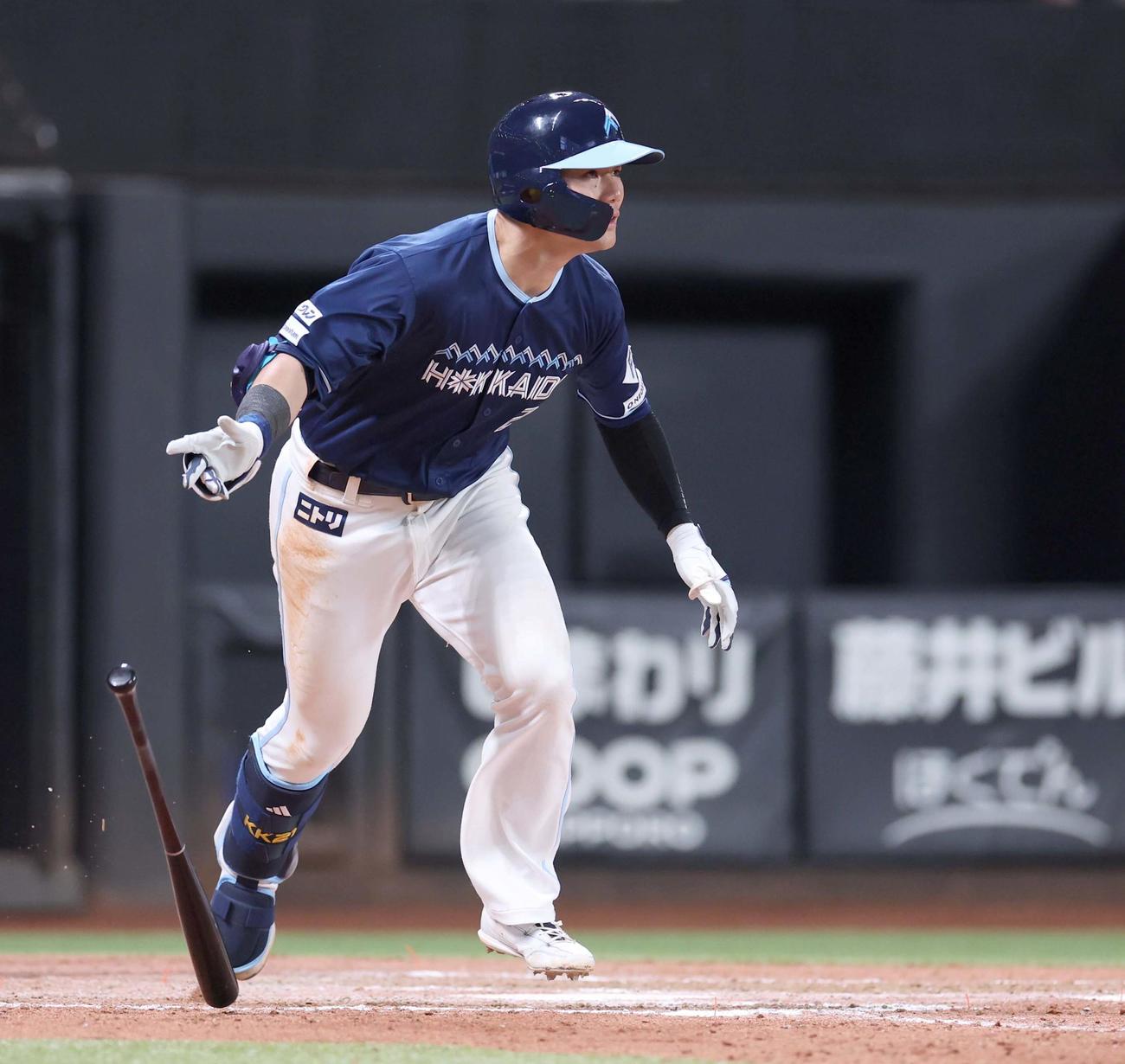 日本ハム対ソフトバンク　8回裏日本ハム2死一、二塁、右越え2点適時三塁打を放つ清宮幸（撮影・黒川智章）