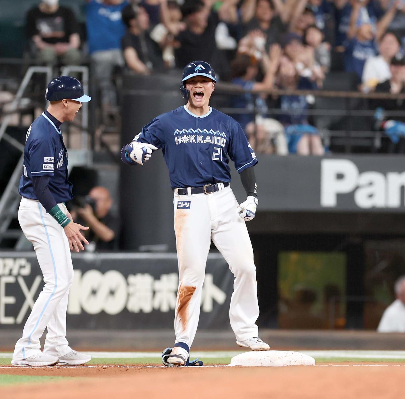 日本ハム対ソフトバンク　8回裏日本ハム2死一、二塁、右越え2点適時三塁打を放ち叫ぶ清宮幸（撮影・黒川智章）