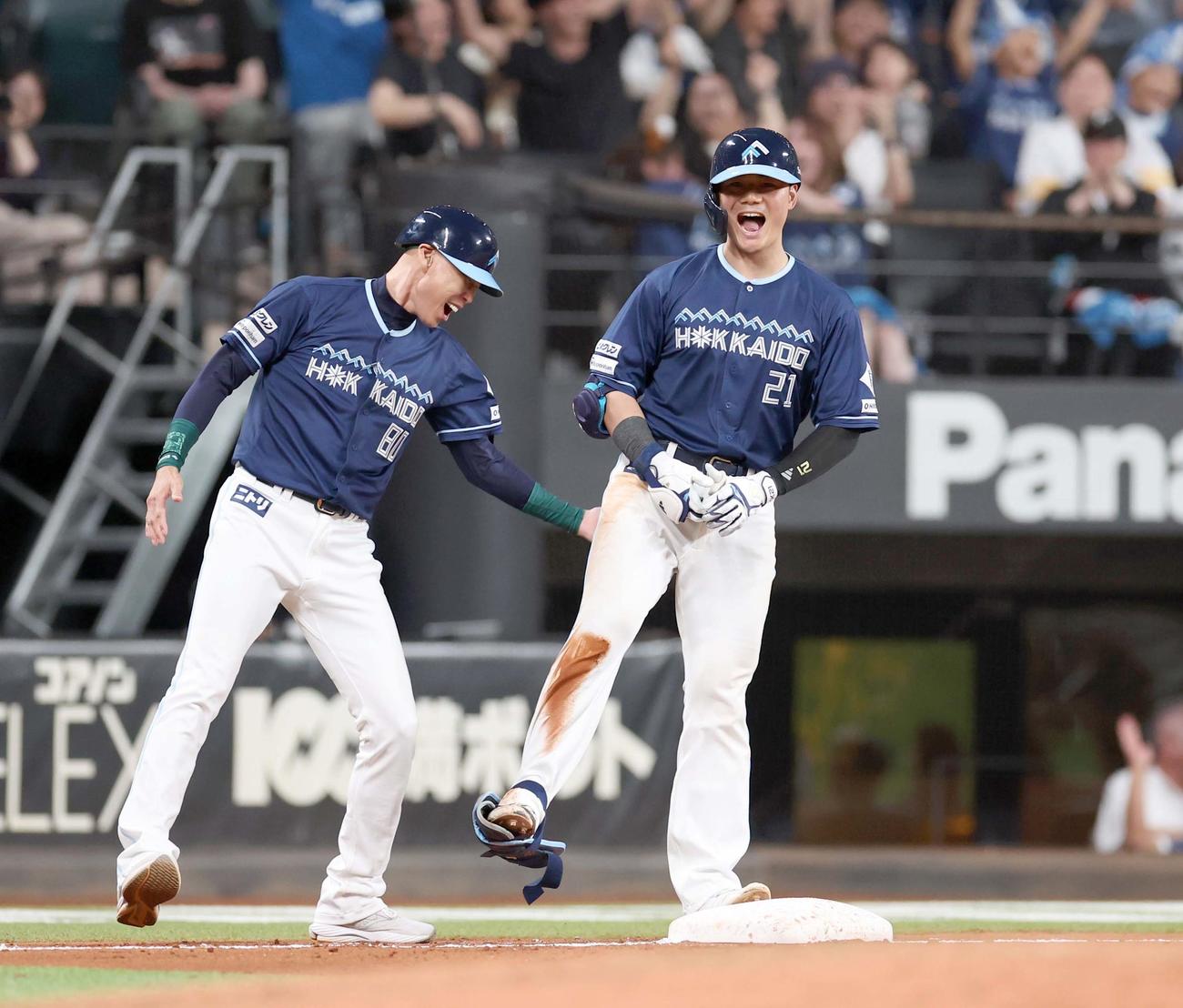 日本ハム対ソフトバンク　8回裏日本ハム2死一、二塁、右越え2点適時三塁打を放ち叫ぶ清宮幸（右）。左は森本コーチ（撮影・黒川智章）