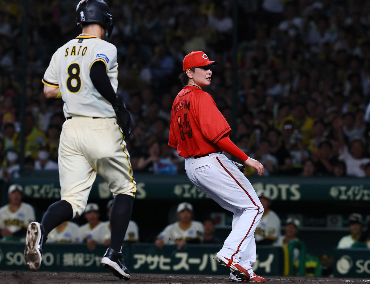 阪神対広島　4回裏阪神無死一塁、大山は遊撃内野安打を放つ（撮影・藤尾明華）