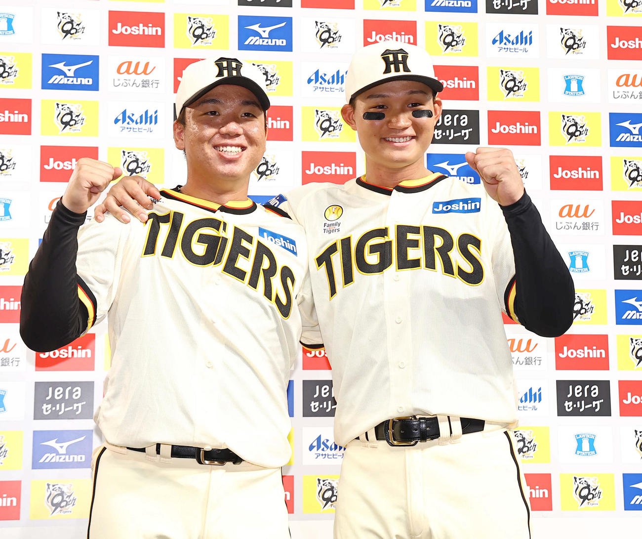 阪神対広島　お立ち台で笑顔を見せる村上（左）と森下（撮影・上田博志）
