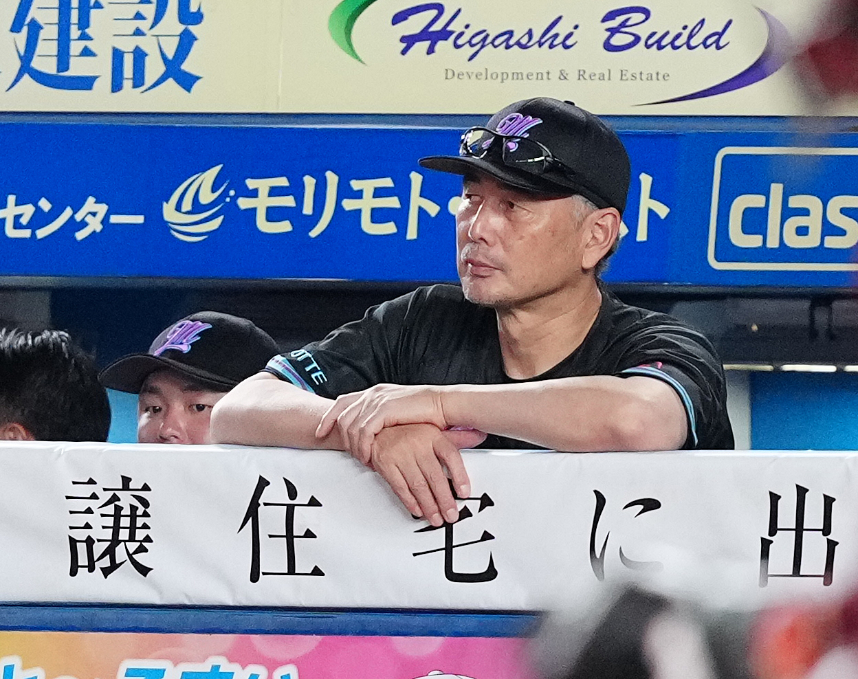 ロッテ対楽天　ベンチで浮かない表情のロッテ吉井監督（撮影・鈴木みどり）