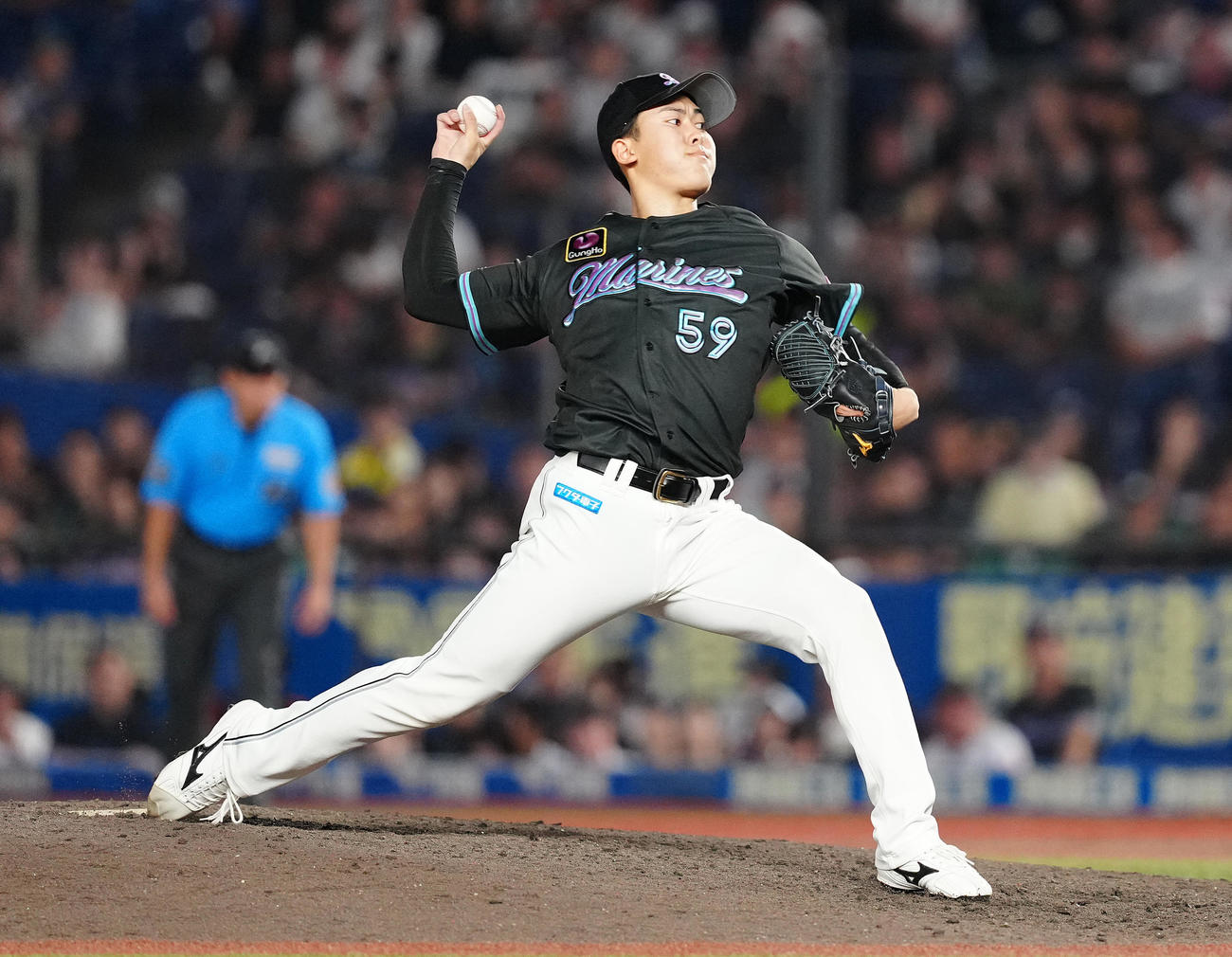 ロッテ対楽天　9回表から4番手で登板したロッテ早坂（撮影・鈴木みどり）