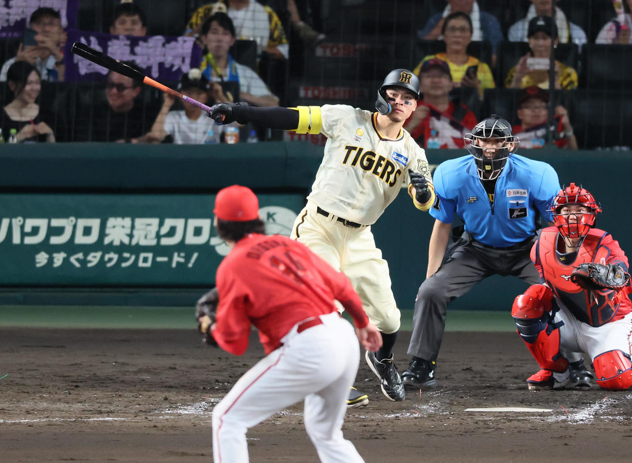 阪神対広島　4回裏阪神無死、佐藤輝は右前打を放つ。投手大瀬良（撮影・加藤哉）