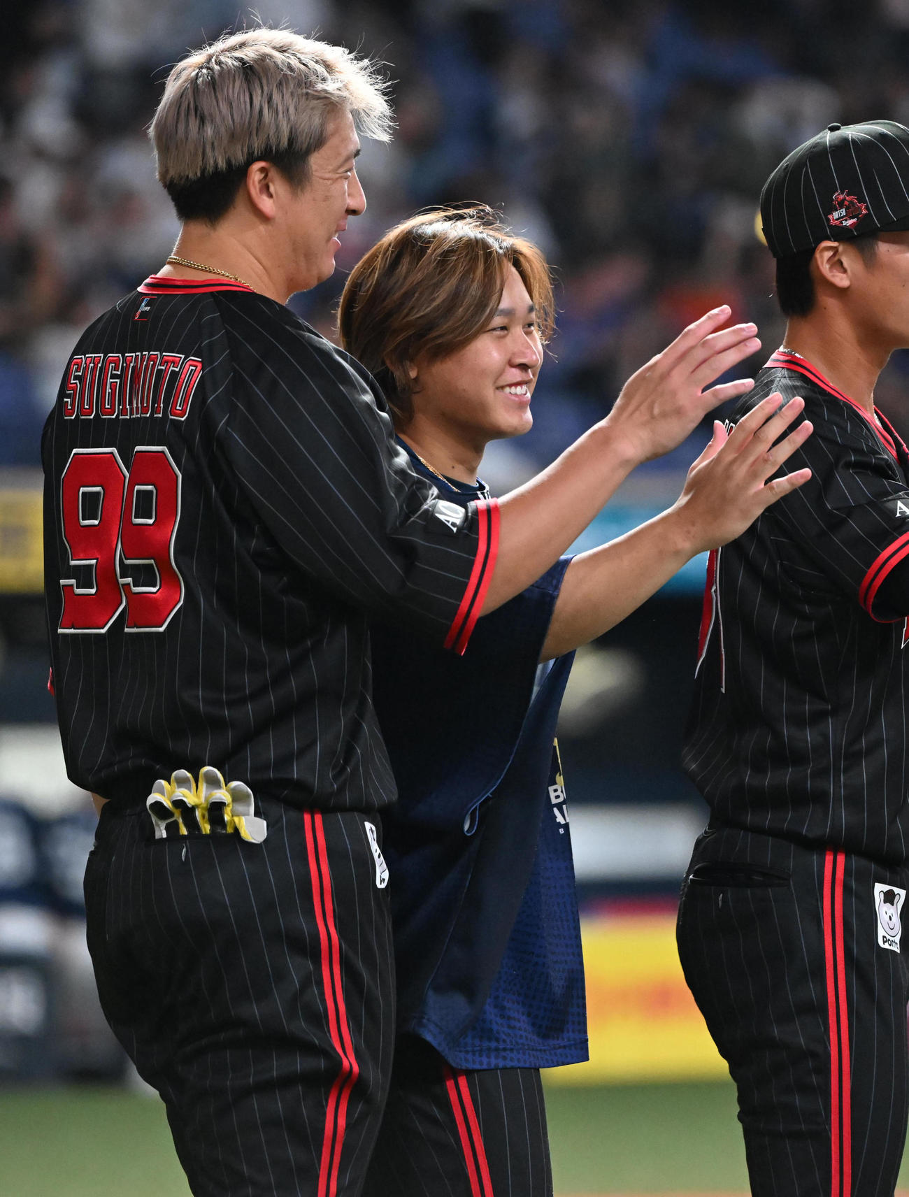 オリックス対西武　西武に勝利しナインを笑顔で迎えるオリックス宮城（右）。左は杉本（撮影・和賀正仁）
