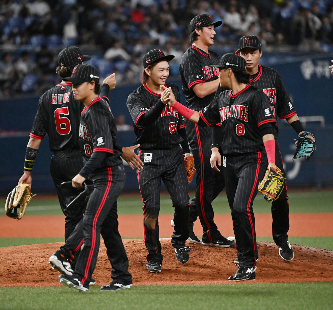 オリックス対西武　西武に勝利し、笑顔でタッチを交わす大里（中央）らオリックスナイン（撮影・和賀正仁）