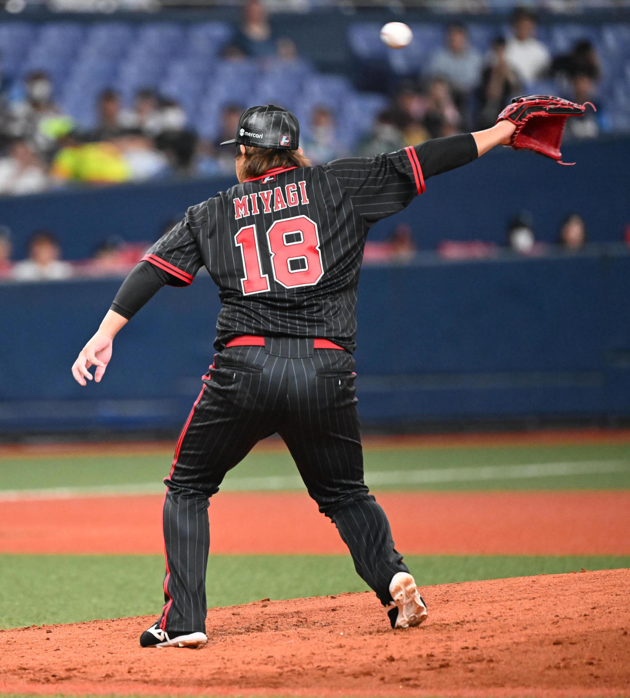 オリックス対西武　5回表西武2死、滝沢の中前打に背面キャッチを試みる宮城（撮影・和賀正仁）
