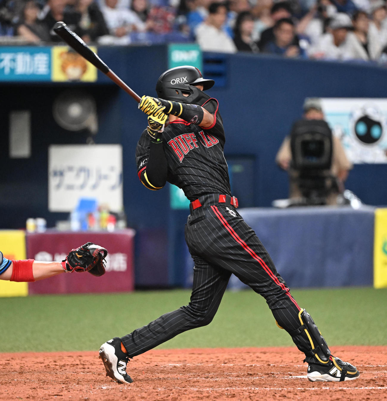 オリックス対西武　5回裏オリックス1死二、三塁、中前適時打を放つ宗（撮影・和賀正仁）