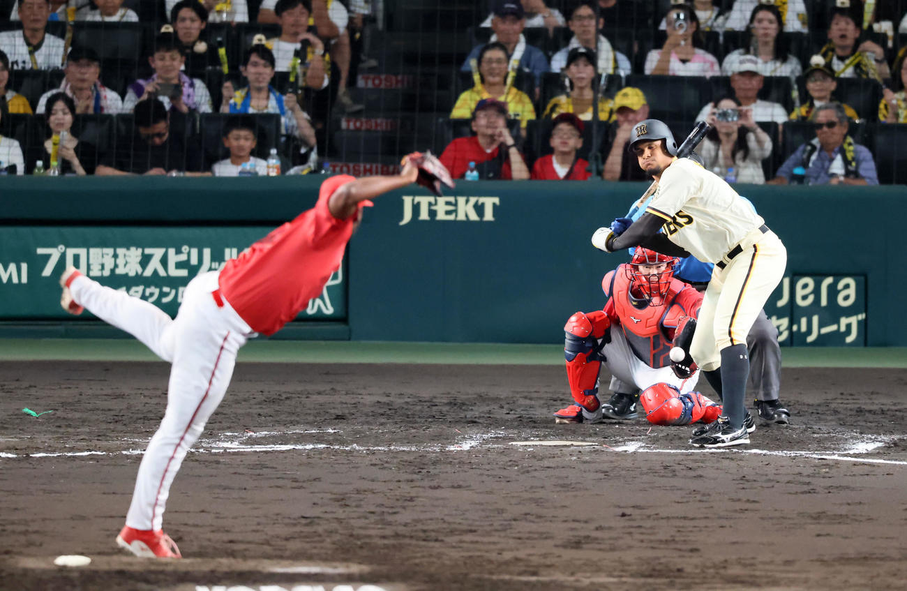 阪神対広島　6回裏阪神1死満塁、代打ヘルナンデスは押し出し四球を選ぶ。投手ハーン（撮影・加藤哉）