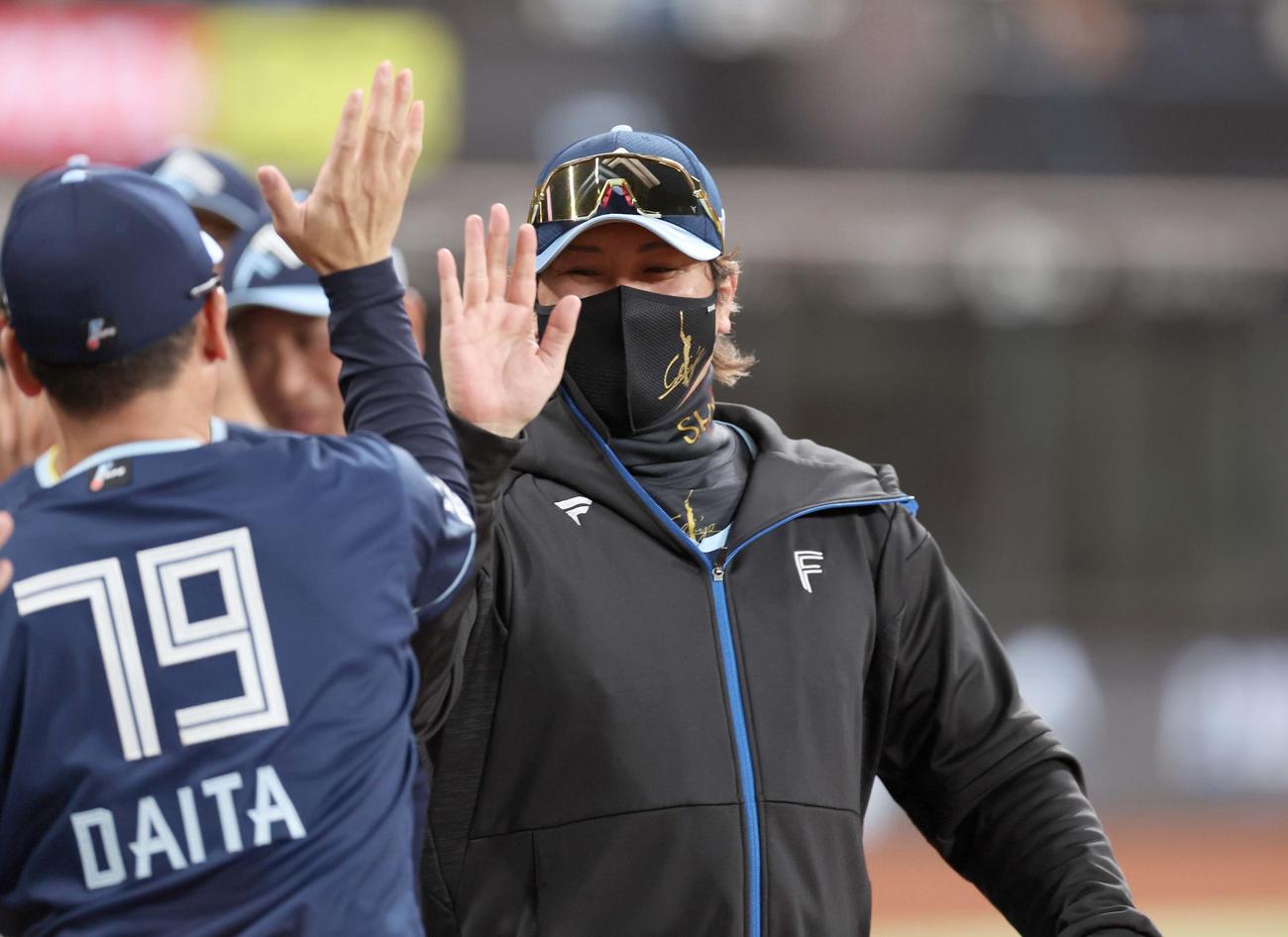 日本ハム対ソフトバンク　試合後、スタッフらと笑顔でタッチする新庄監督（撮影・黒川智章）