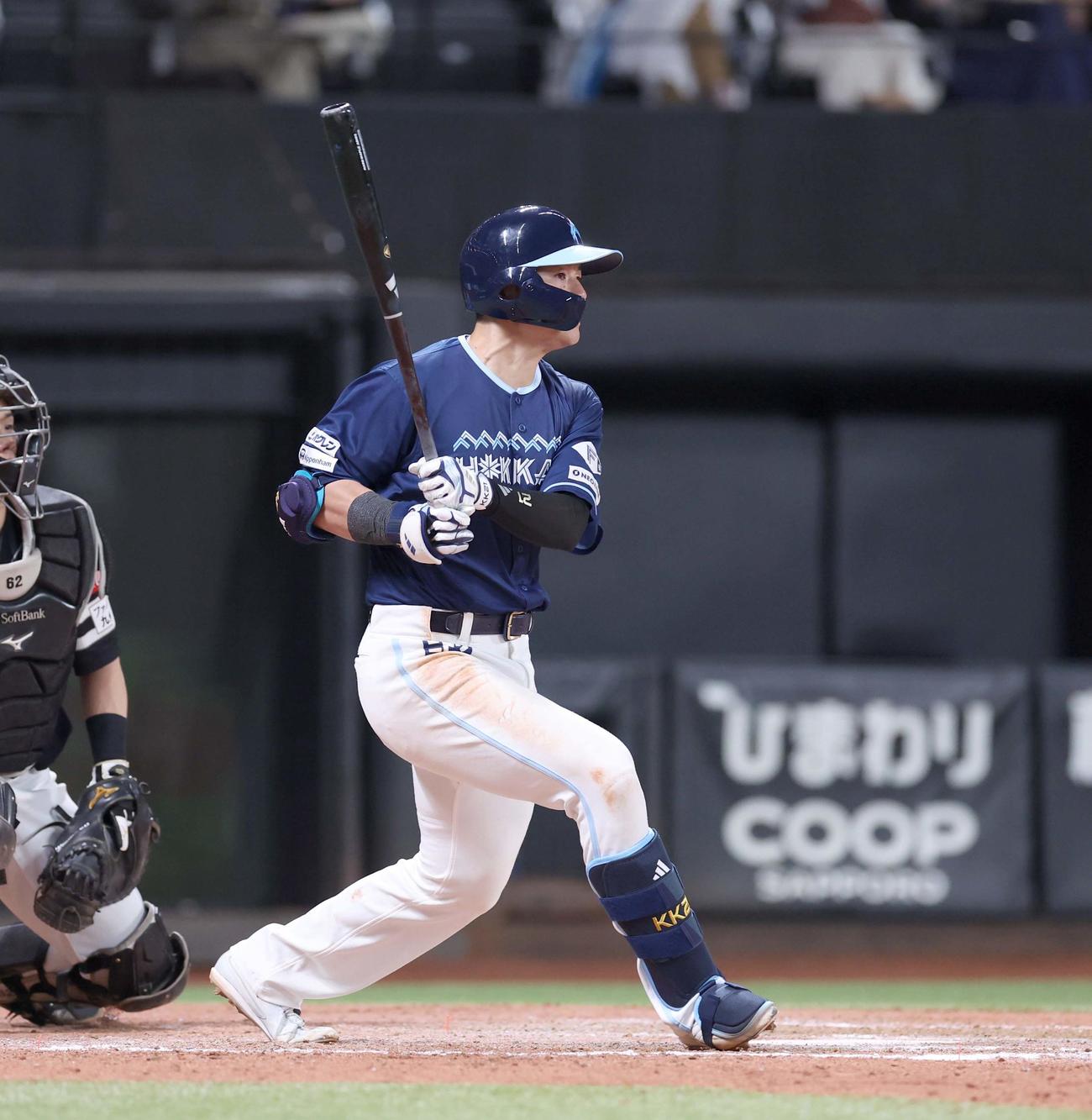 日本ハム対ソフトバンク　8回裏日本ハム2死一、二塁、右越え2点適時三塁打を放つ清宮幸（撮影・黒川智章）