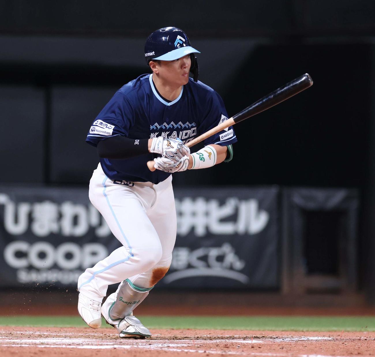 日本ハム対ソフトバンク　8回裏日本ハム2死、中前打を放つ郡司（撮影・黒川智章）