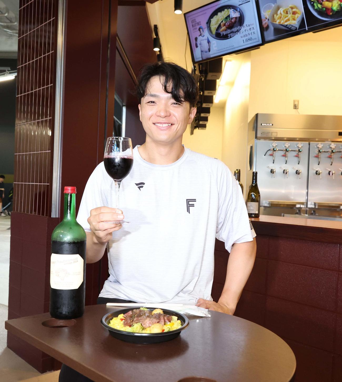 エスコンフィールド北海道内にオープンする新店舗でノンアルコールワインや料理を試食する郡司（撮影・黒川智章）