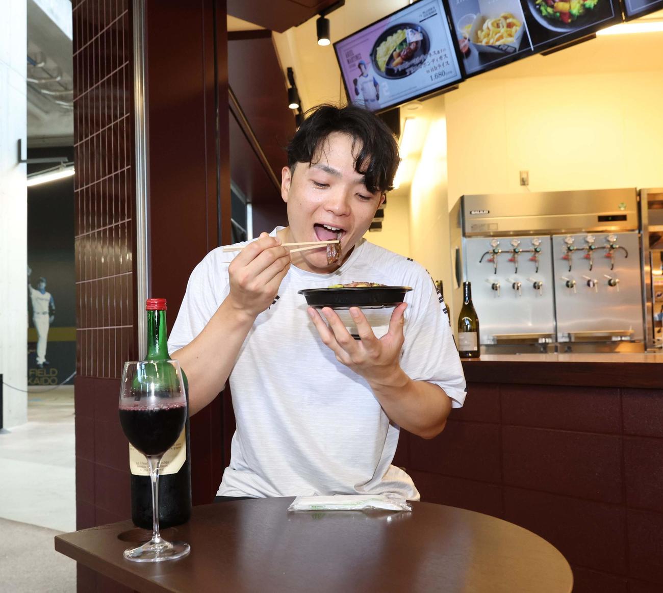 エスコンフィールド北海道内にオープンする新店舗でノンアルコールワインや料理を試食する郡司（撮影・黒川智章）