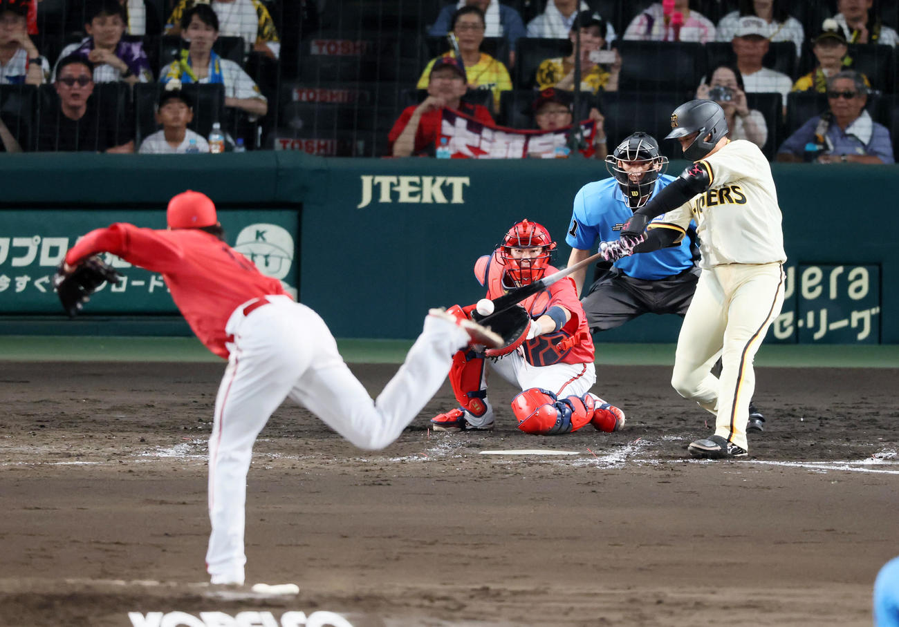 阪神対広島　4回裏阪神無死一塁、大山は二塁内野安打を放つ。投手大瀬良（撮影・加藤哉）