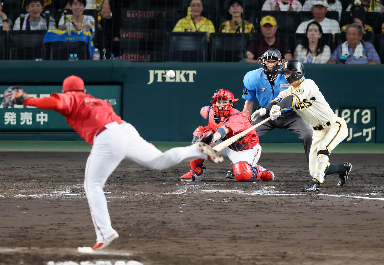 阪神対広島　8回裏阪神2死満塁、熊谷は中前へ2点適時打を放つ。投手松本（撮影・加藤哉）