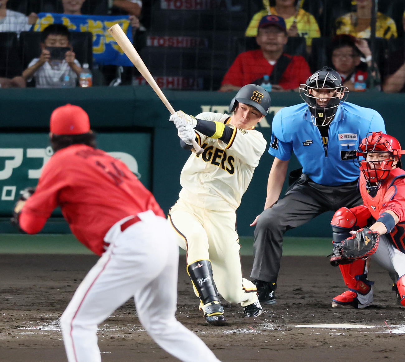 阪神対広島　3回裏阪神1死、近本は右前打を放つ。投手大瀬良（撮影・加藤哉）