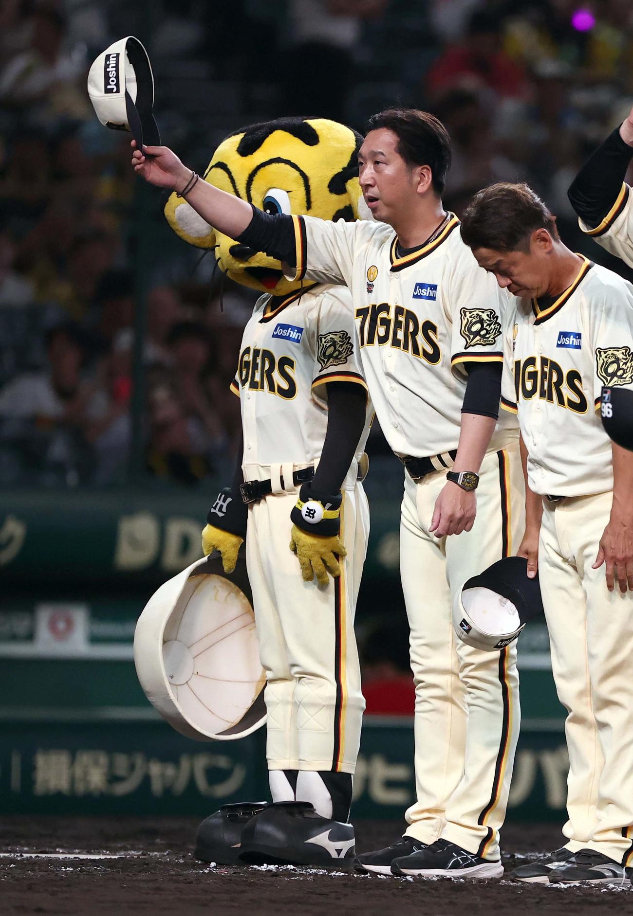 阪神対広島　広島に勝利した藤川監督はファンにあいさつをする（撮影・上田博志）