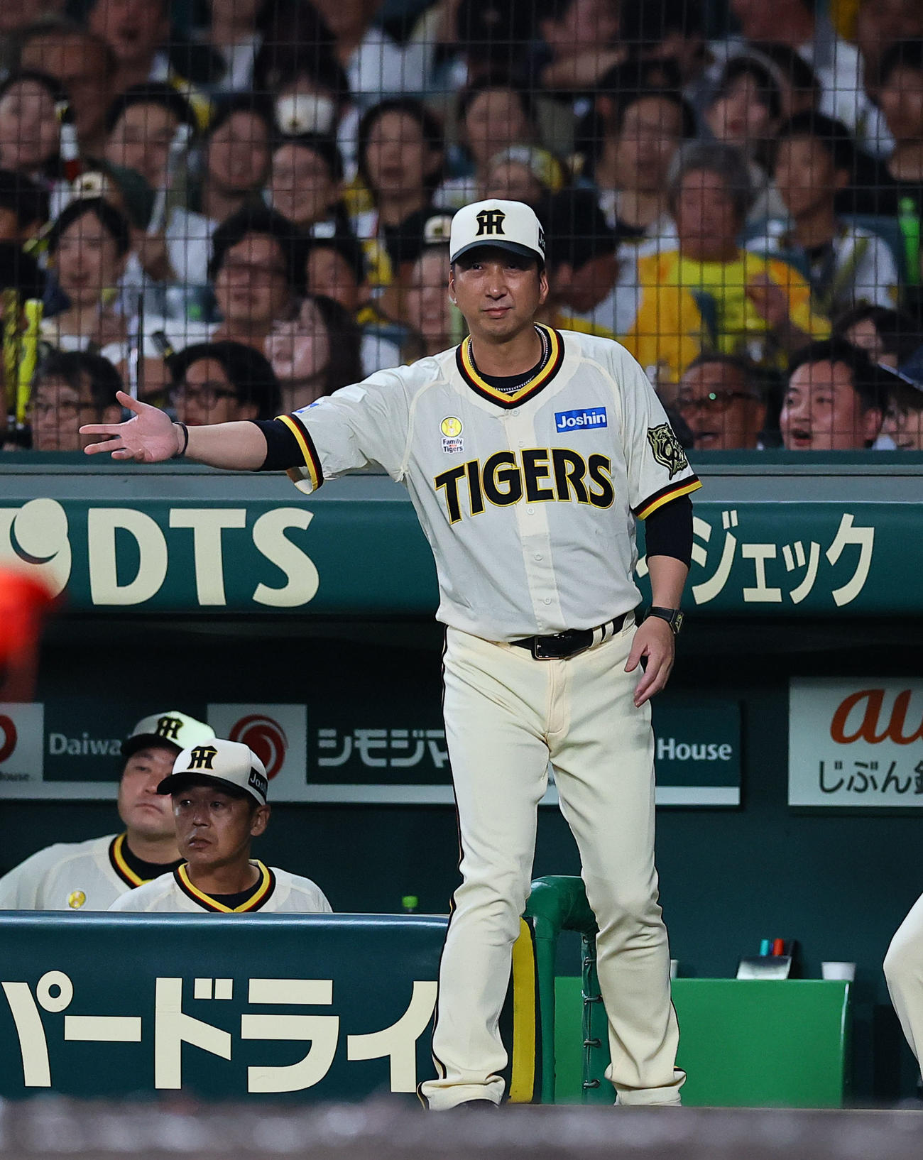 阪神対広島　6回裏阪神1死満塁、代打を告げる藤川監督（撮影・藤尾明華）